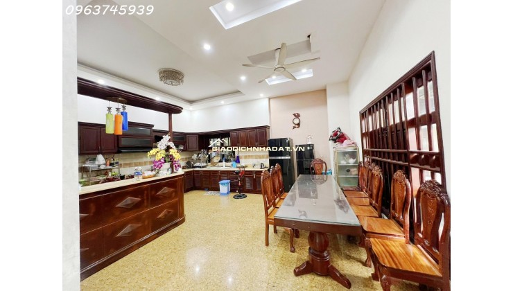 Biệt Thự Đã Hoàn Công 242m2, Ngang 12m, 3 Tầng, Dĩ An, Giá 8.2 Tỷ